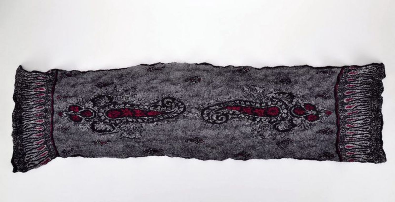 Écharpe grise en soie avec ornement  photo 4