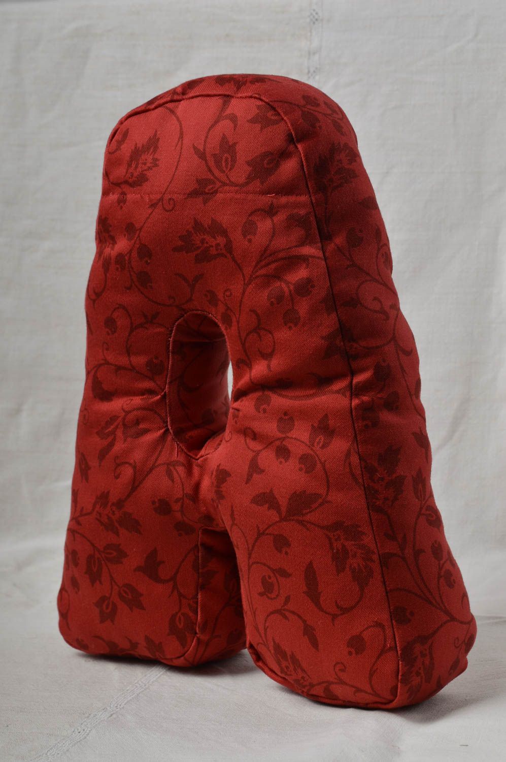 Coussin design fait main Lettre en tissu rouge à fleurs Déco maison originale photo 2