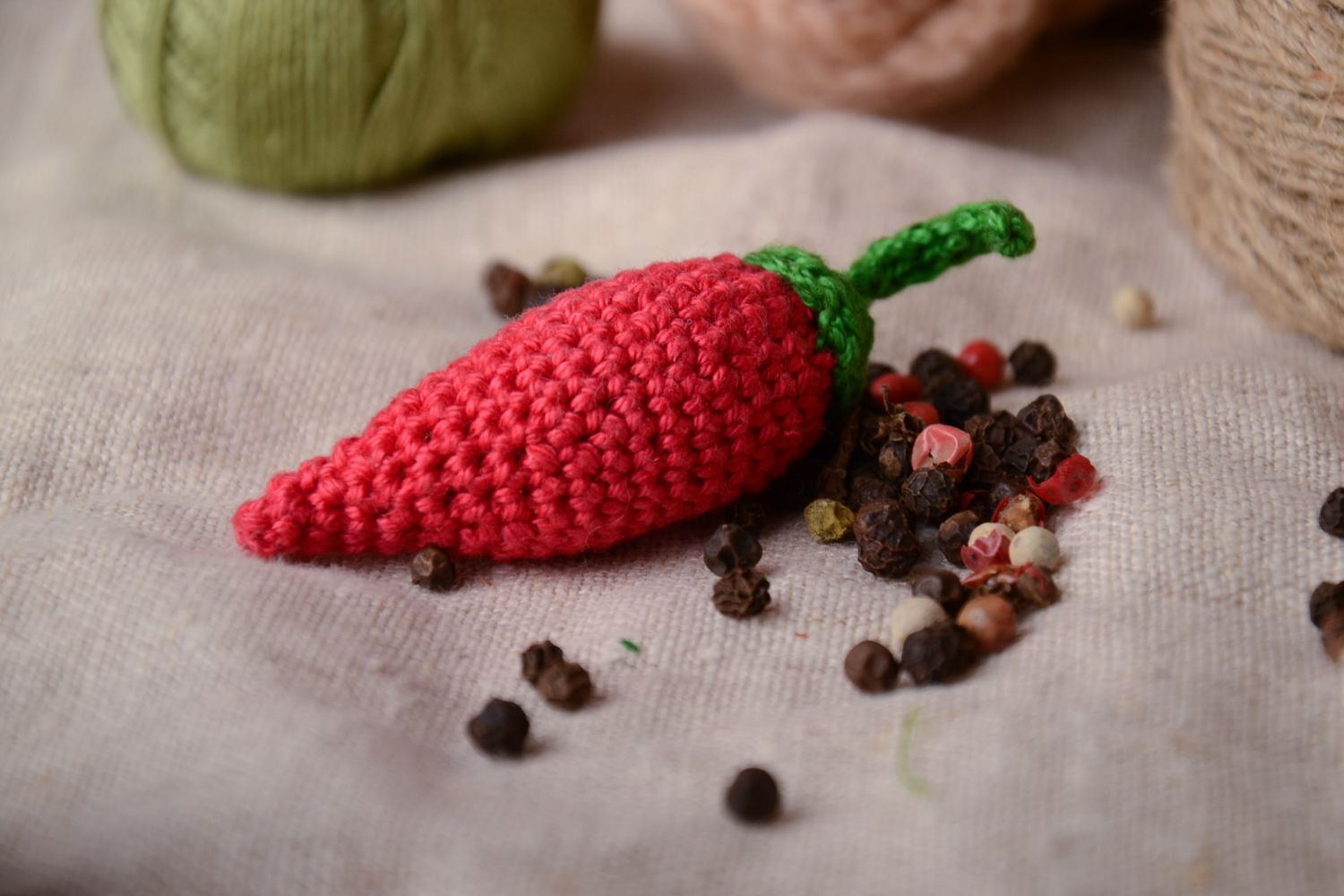 Doudou tricoté fait main Piment rouge en matériaux naturels pour enfant photo 1