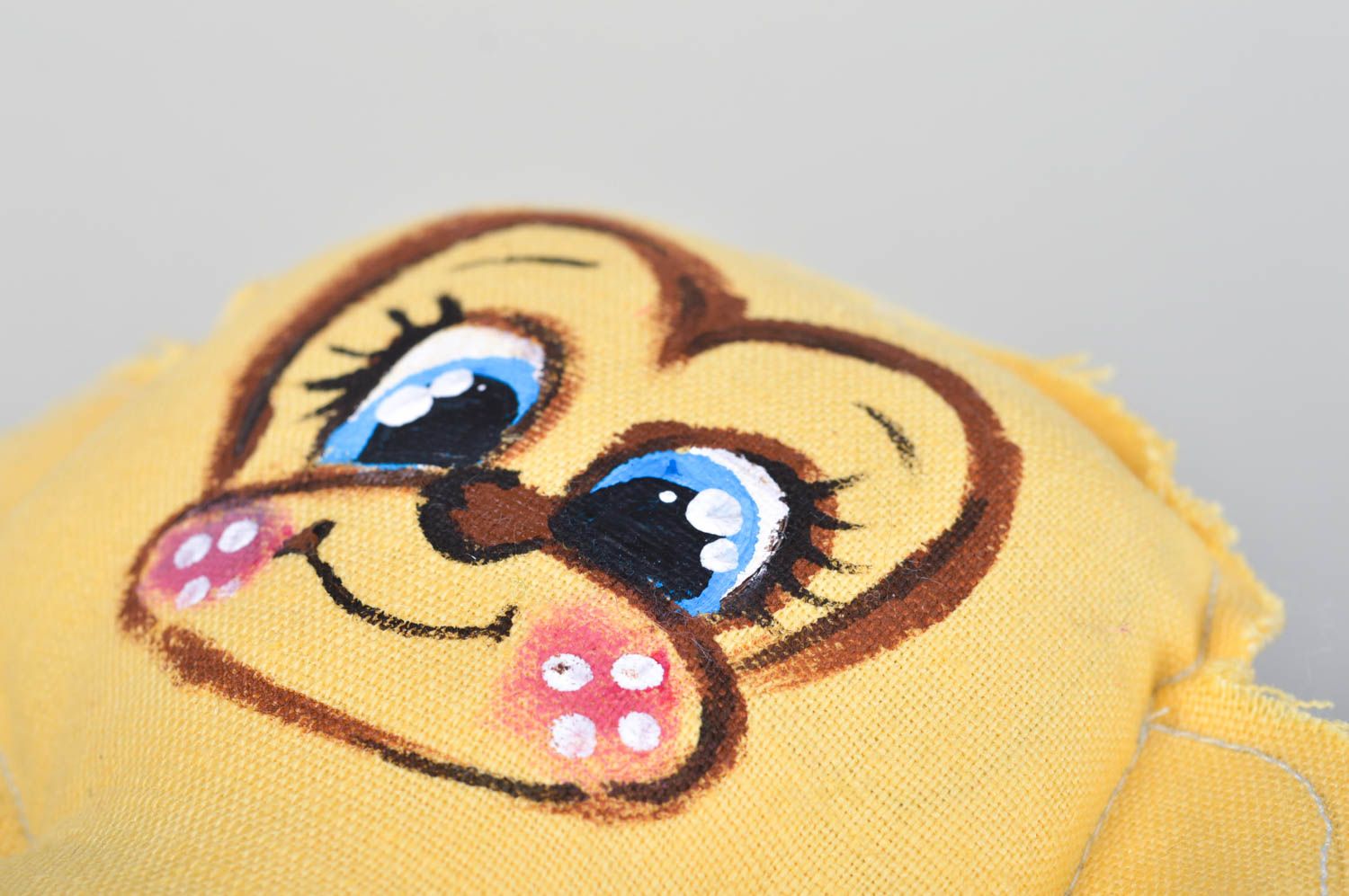 Mono de peluche niña con falda artesanal juguete infantil decoración de interior foto 3
