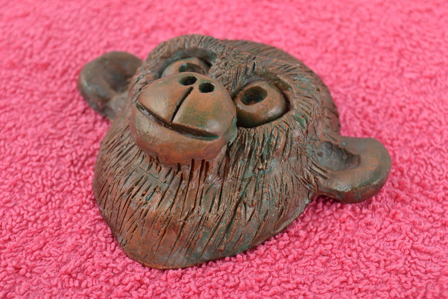 Máscara de souvenir de cerámica de mono pequeña marrón artesanal  foto 1