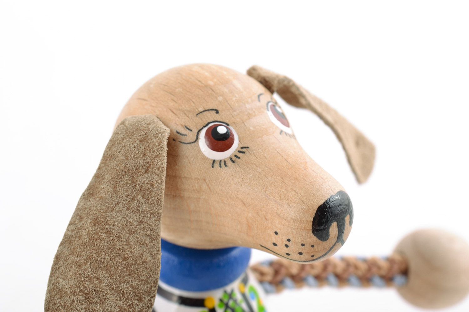 Petit jouet chien en bois peint clair fait main écologique pour enfant photo 4
