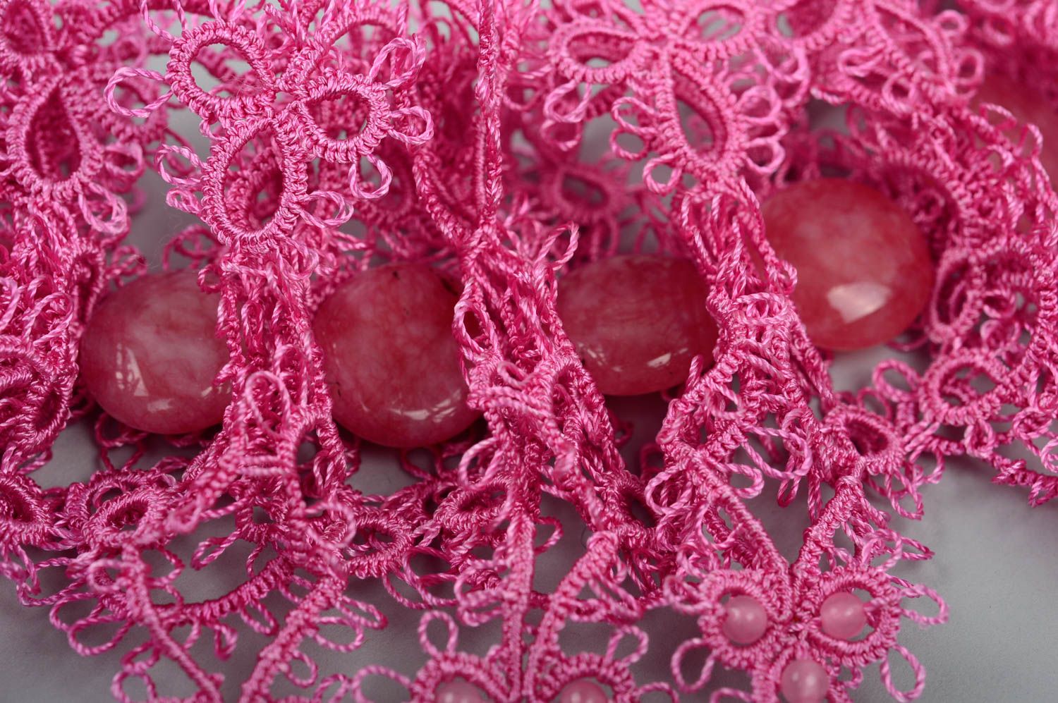 Украшение ручной работы стильное колье кружевное ожерелье розовое красивое фото 4