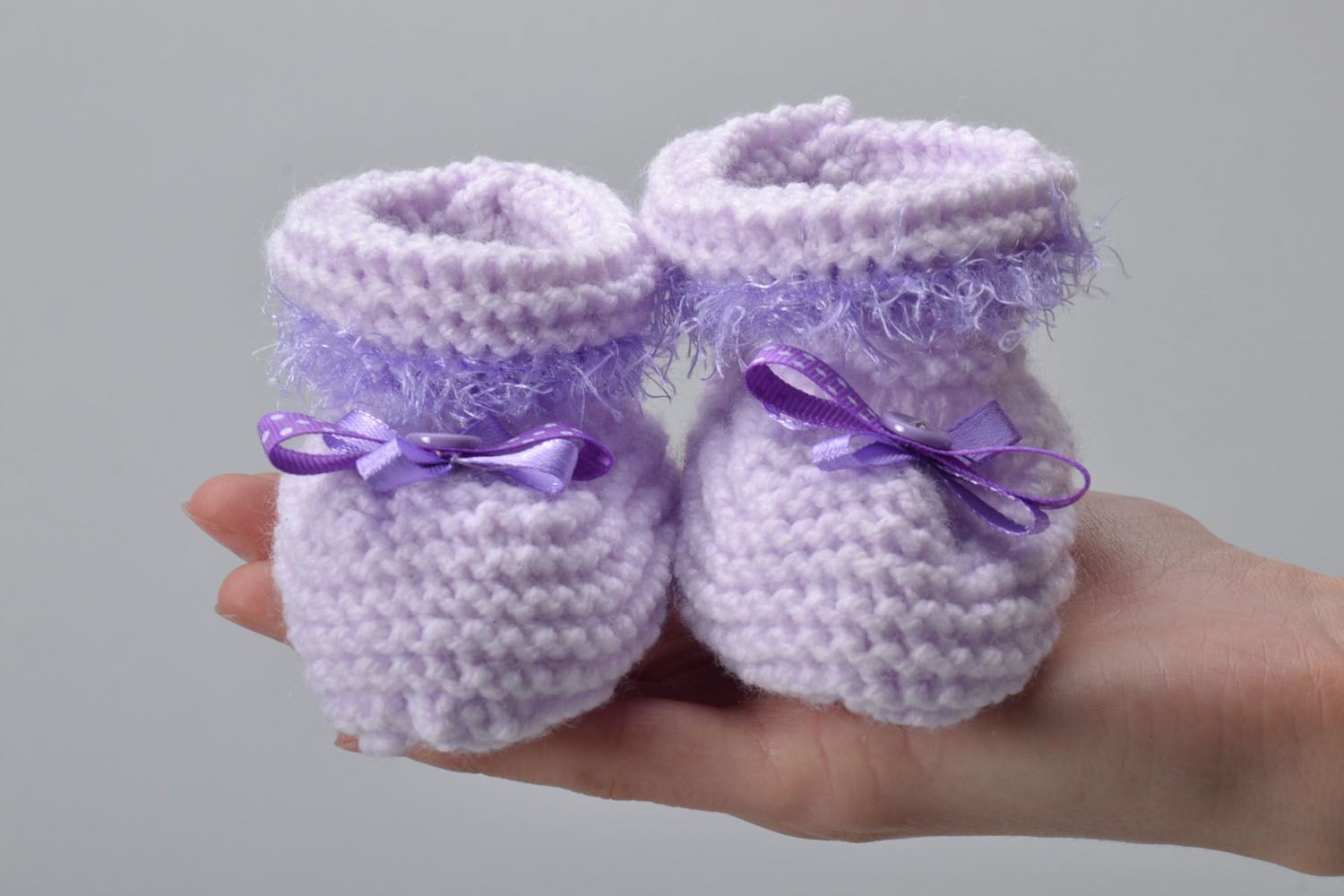 Chaussons de bébé tricotés mauves en fils acryliques  photo 5