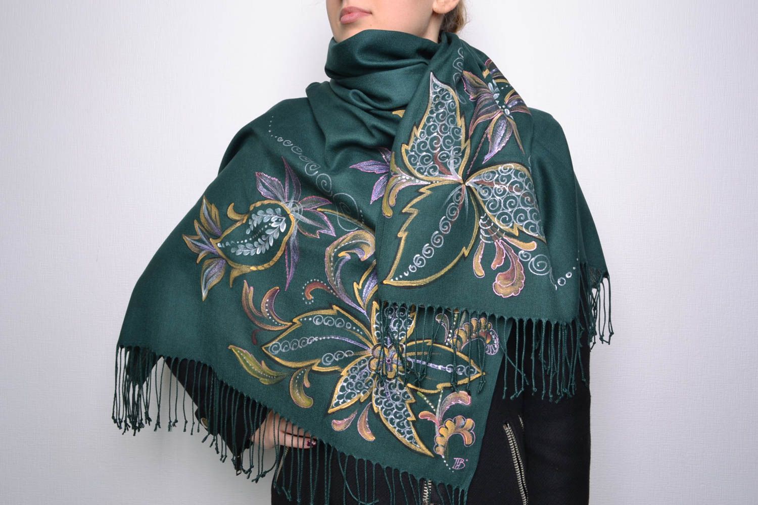Кашемировый шарф с цветами демисизонный с росписью и бахромой зеленый фото 1