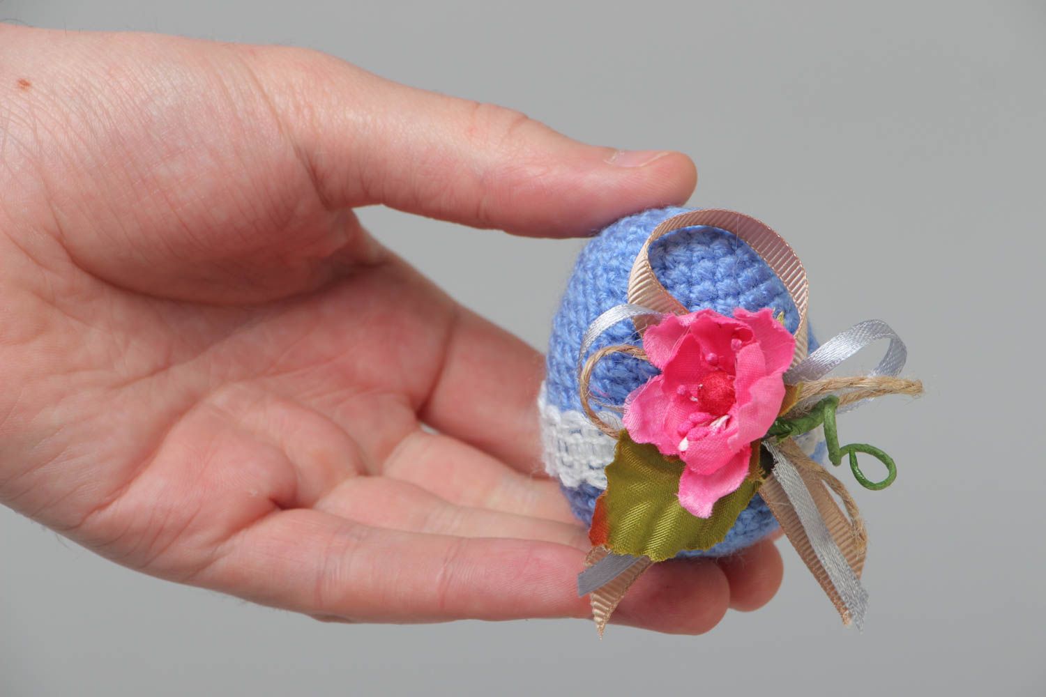 Œuf de Pâques tricoté au crochet en fils acryliques bleu avec fleurs fait main photo 5