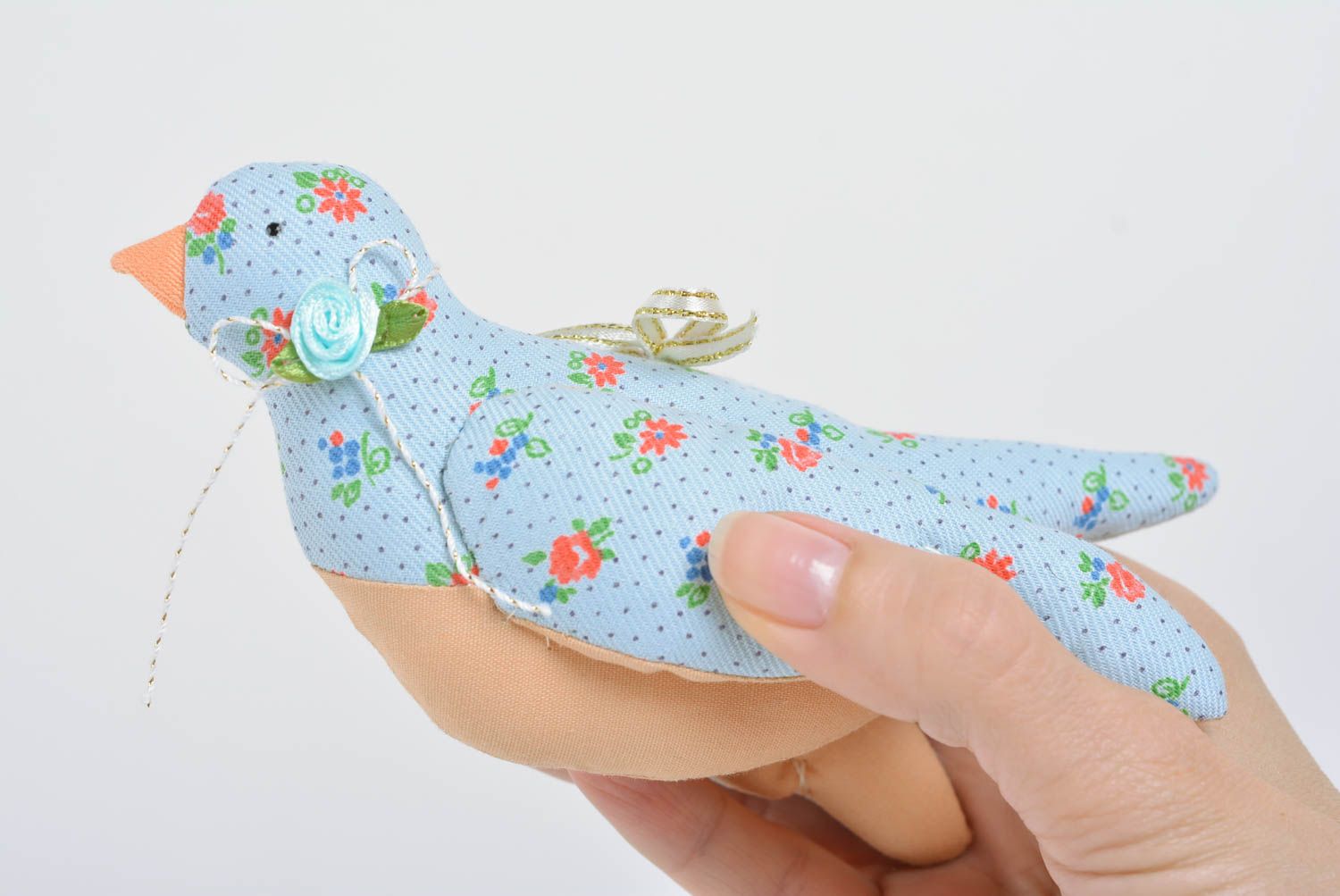 Интерьерная подвеска птичка голубая в цветочек мягкая из хлопка ручной работы фото 4