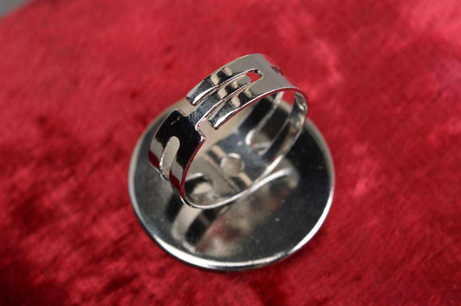 Кольцо декупаж с эпоксидным покрытием круглое стильное безразмерное ручной работы фото 2
