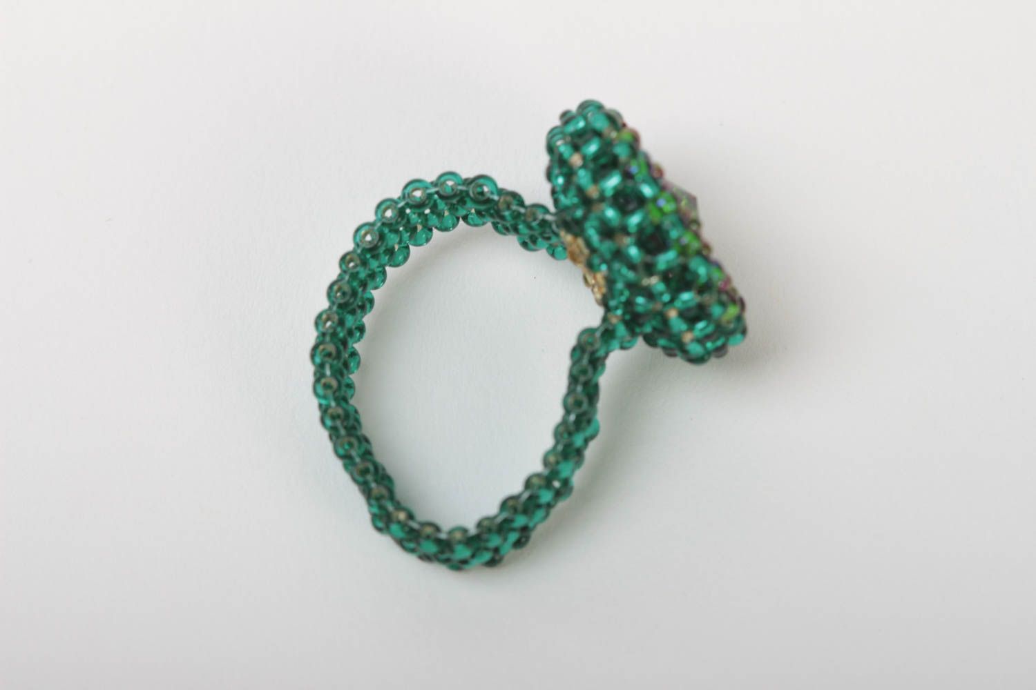 Bague originale vert émeraude faite main en perles de rocaille et cristal ronde photo 4