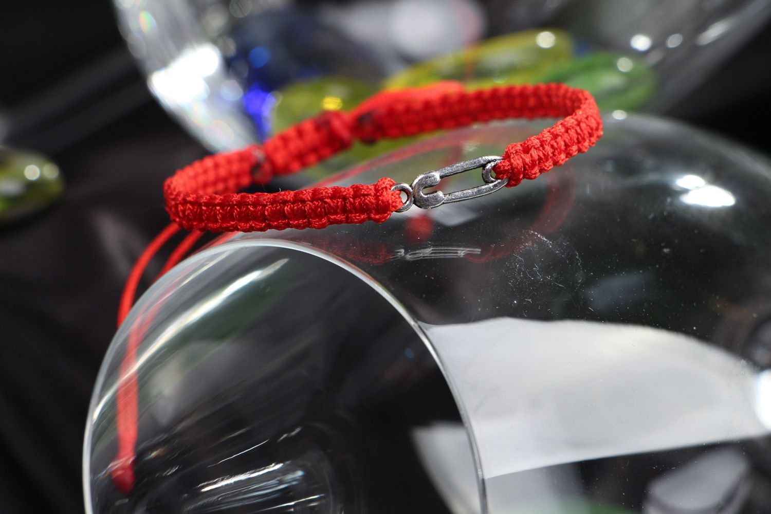 Designer handgefertigtes schönes rotes geflochtenes Armband aus Fäden für Frauen foto 4