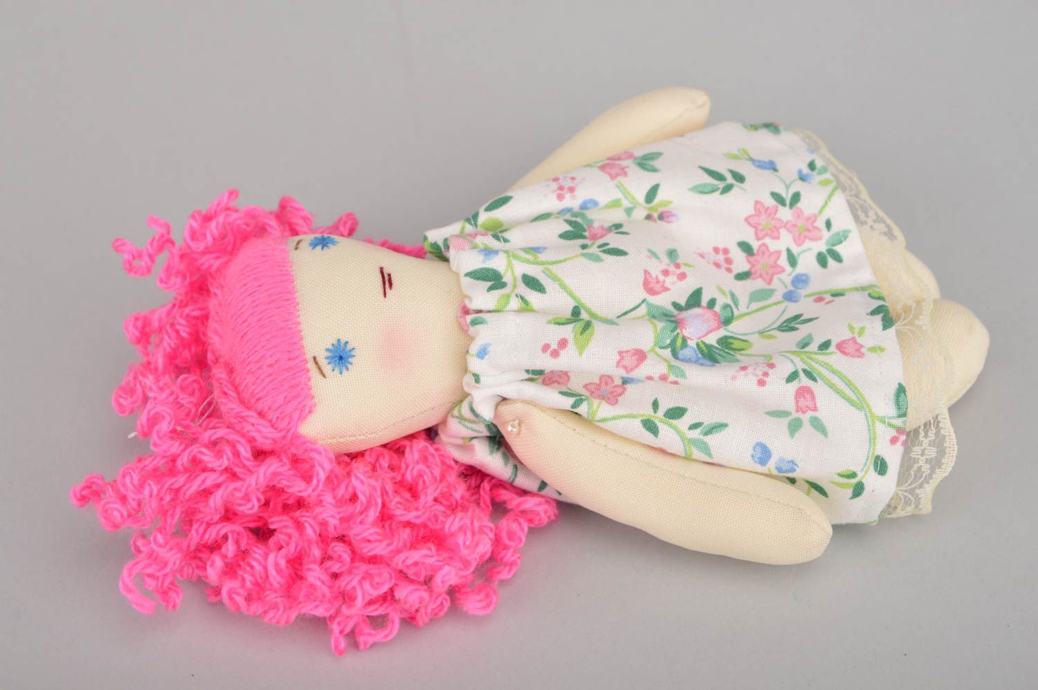 Мягкая игрушка ручной работы в виде куклы оригинальная для детей от трех лет фото 5