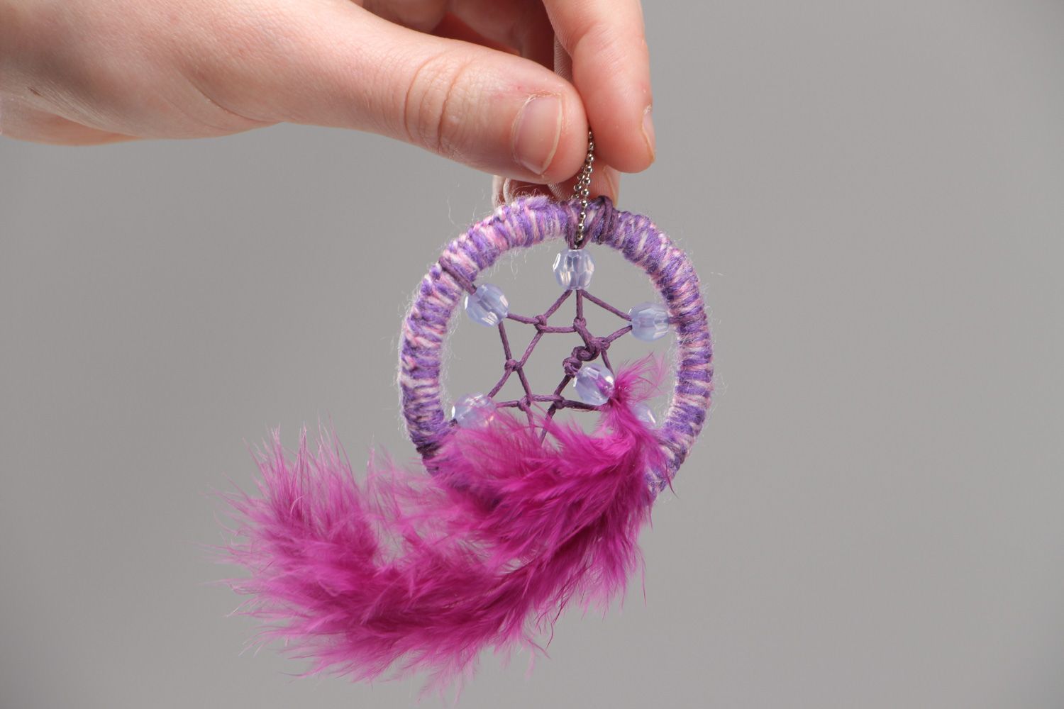 Bijou de sac capteur de rêves couleur lilas fait main avec plume fils à coudre photo 5