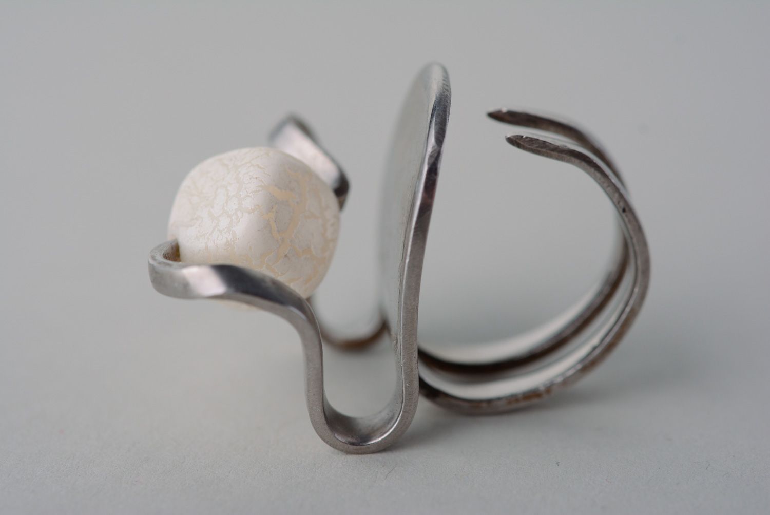 Металлическое кольцо с искусственным камнем фото 4