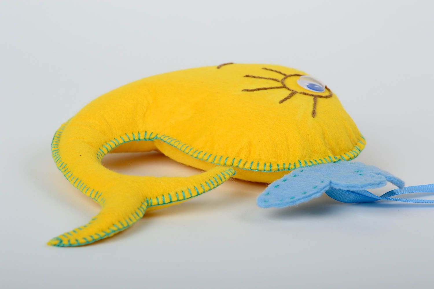 Желтая мягкая игрушка из фетра в виде кита ручной работы с петелькой красивая фото 3