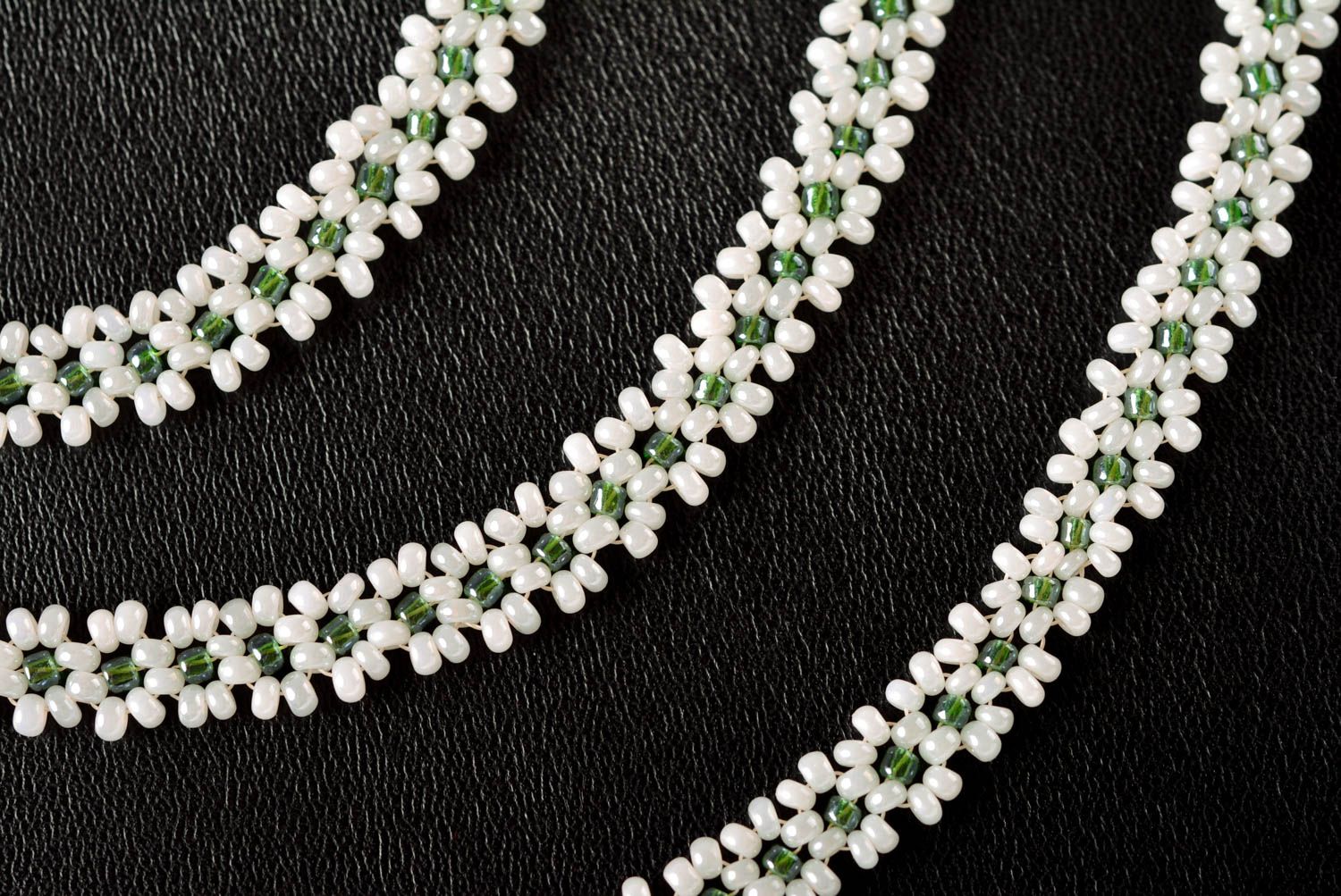 Collier perles de rocaille Bijou fait main de couleur blanche Accessoire femme photo 3