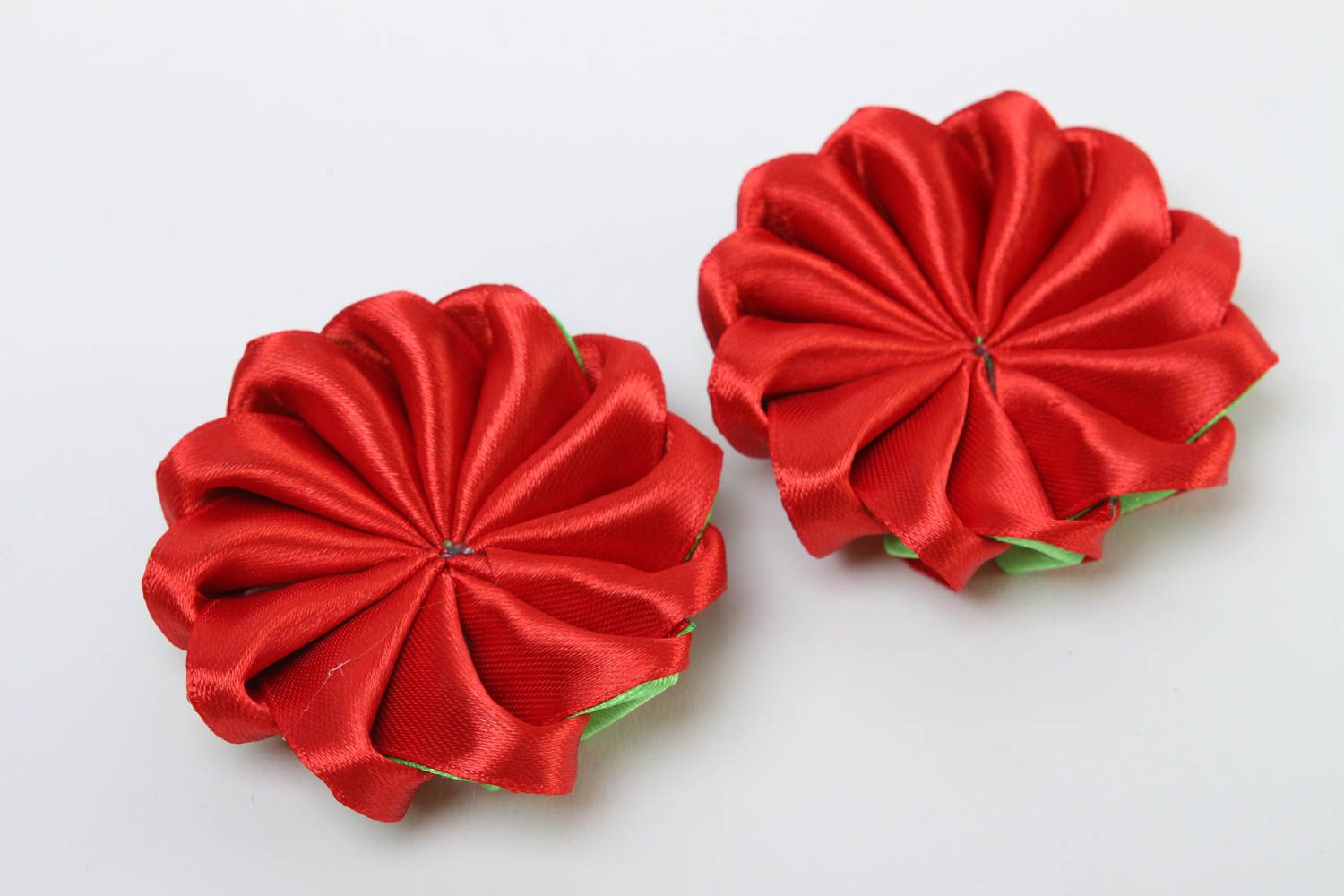 Componentes de bisutería hechos a mano regalo original flores de cintas rojas foto 4