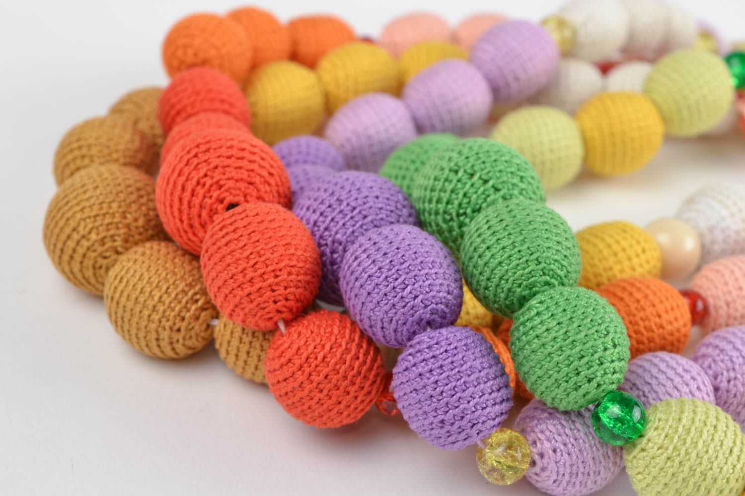 Колье из обвязанных нитками бусин набор из 4 изделий разноцветные ручная работа фото 4