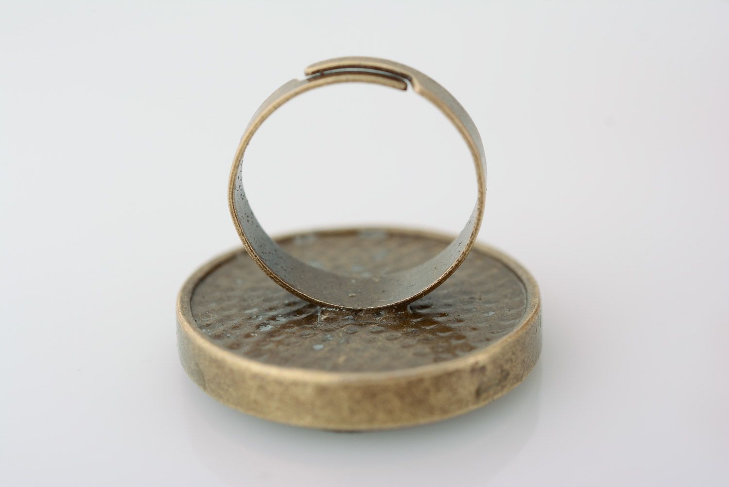 Круглое металлическое кольцо из эпоксидной смолы с листиком клевера фото 5