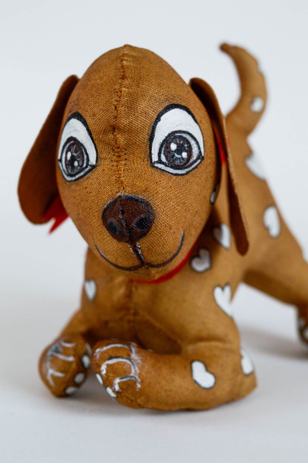 Мягкая игрушка собачка небольшая коричневая с сердечками ручная работа фото 5