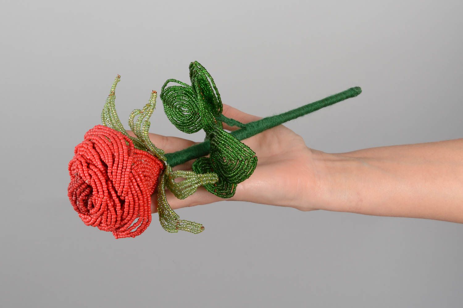Красная роза из бисера ручной работы декоративная красивая для декора дома фото 5