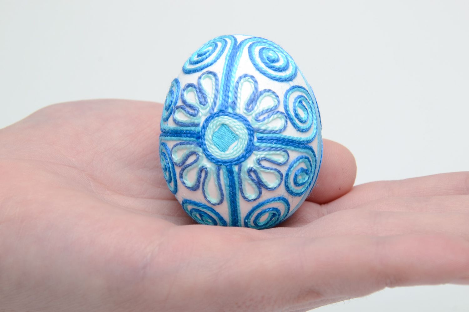 Bel oeuf de Pâques fait main original décoré de fils de soie bleu ajouré photo 5