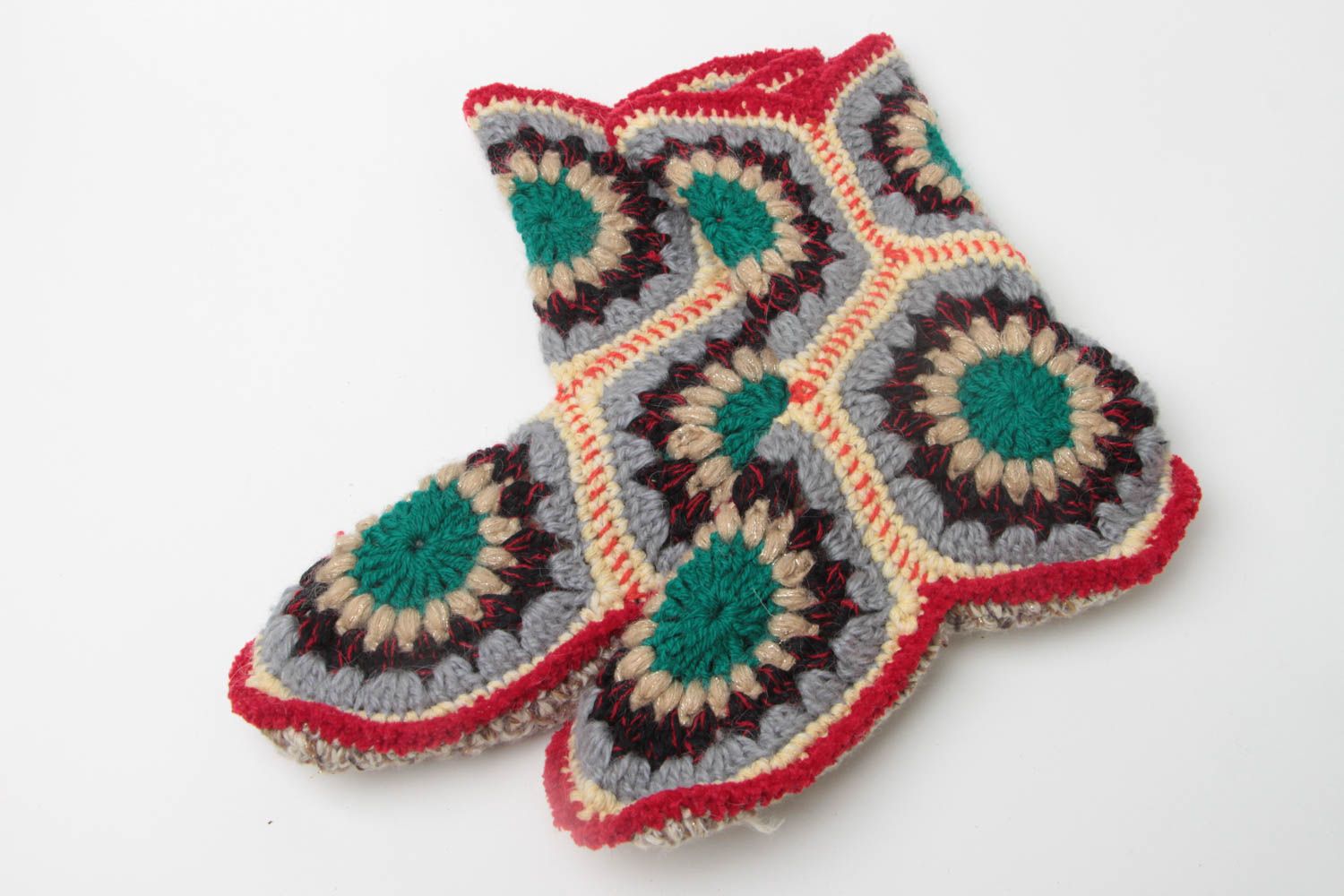 Pantoufles faits main hautes multicolores tricotées au crochet pour femme photo 2