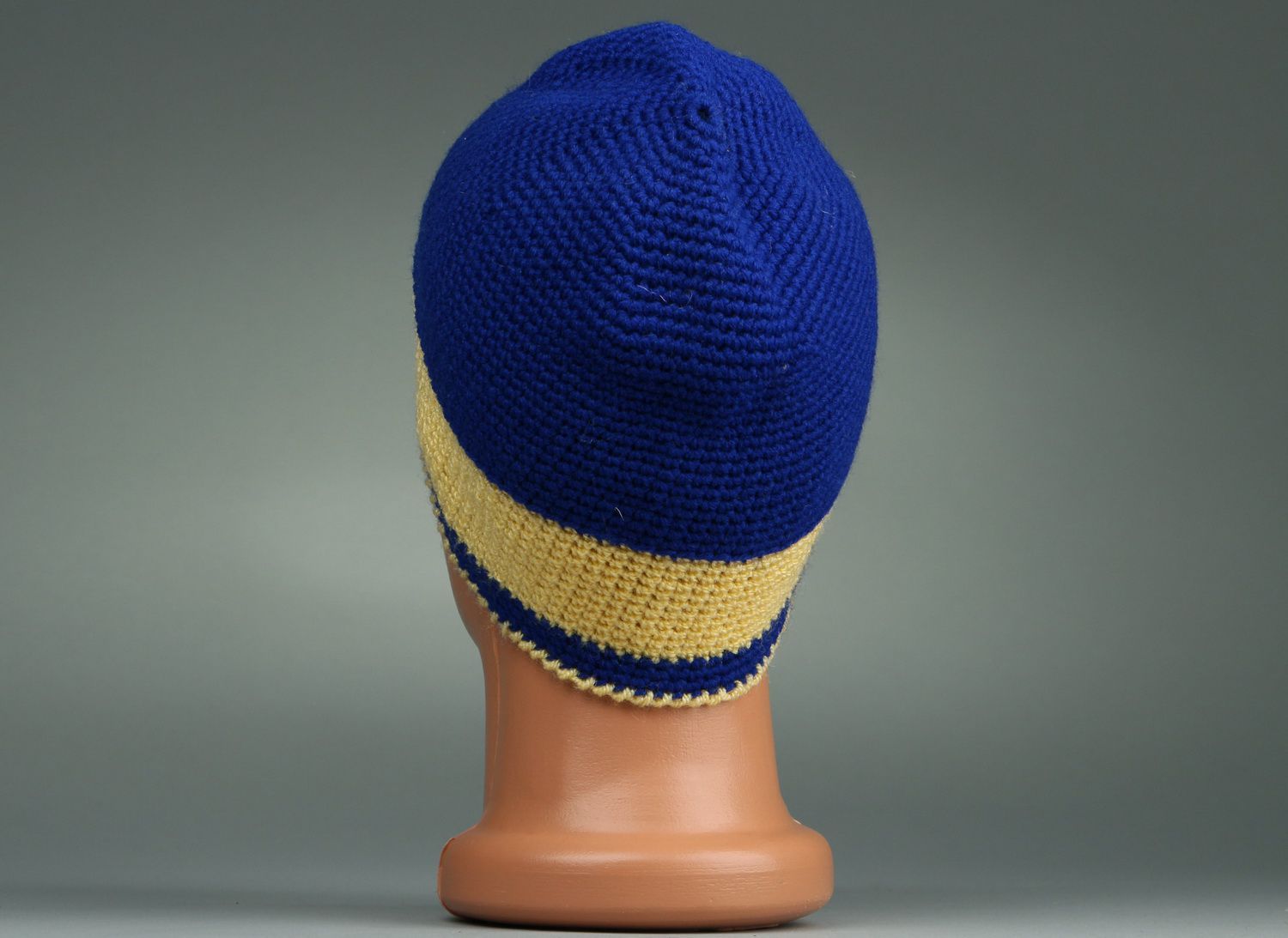 Bonnet tricoté en fils acryliques photo 2
