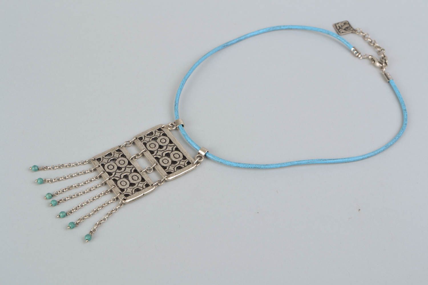 Joli collier de métal fait main avec turquoise et pendentifs avec design insolite photo 4