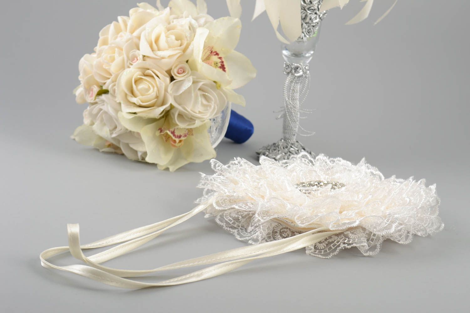 Originelle schöne feine weiße elegante handgemachte Brauttasche aus Spitzen foto 1