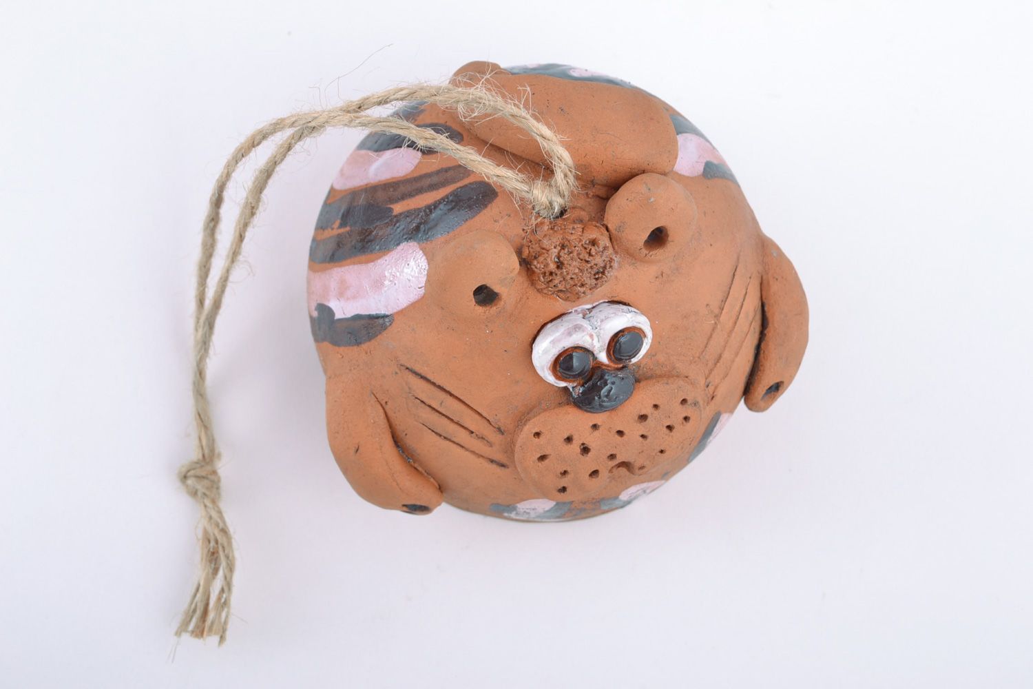 Campanilla de cerámica hecha a mano de arcilla con pintura con forma de gato foto 3