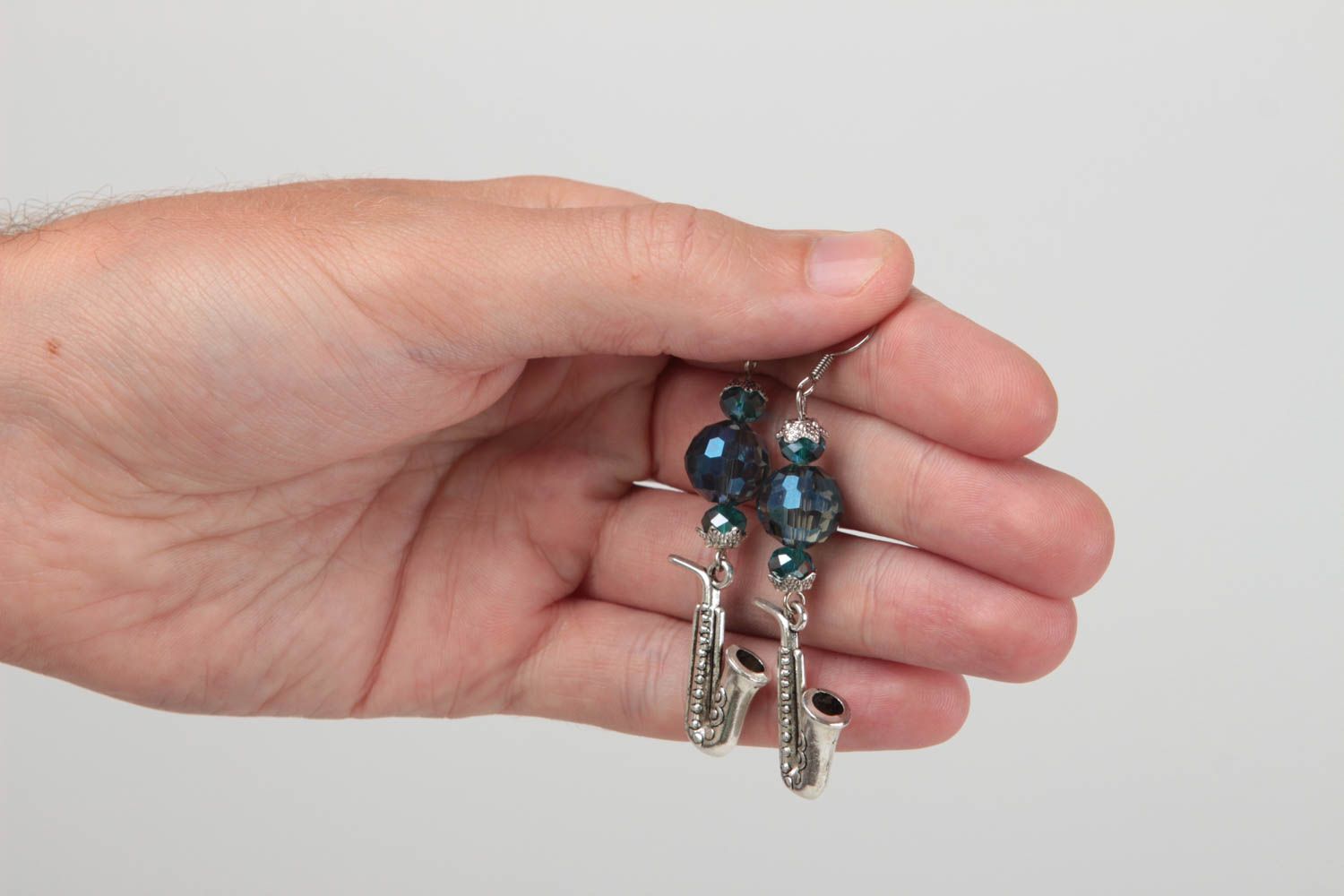 Boucles d'oreilles pendantes faites main en métal et perles avec saxophone photo 5