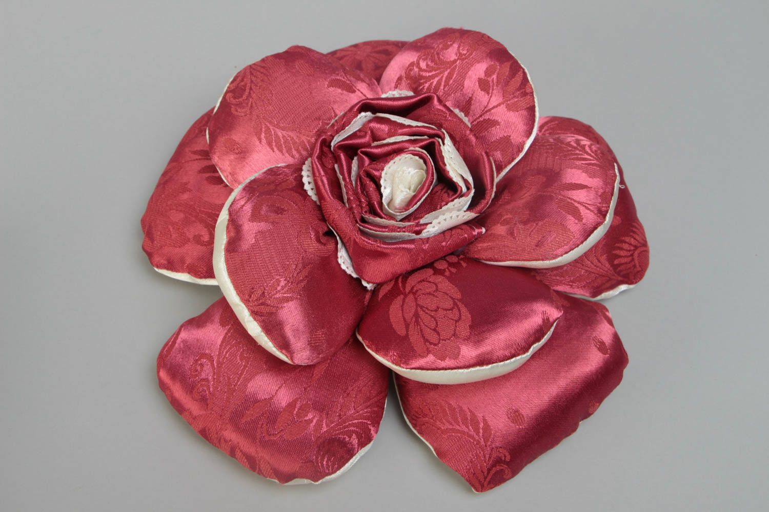 Диванная подушка в виде цветка из атласа ручной работы бордовая красивая фото 2