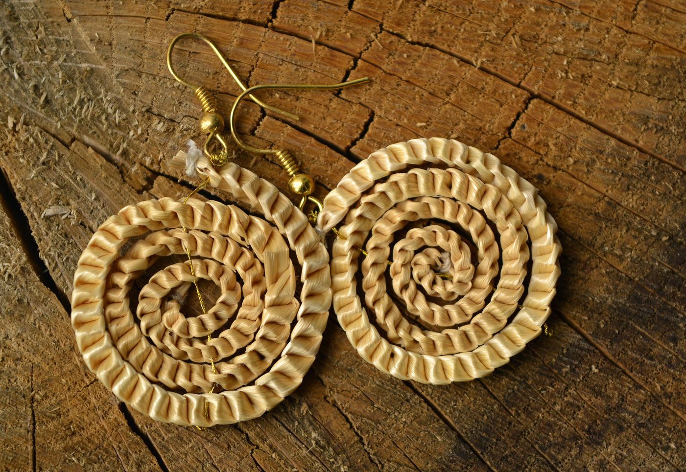 Spiral Earrings made of straw photo 2