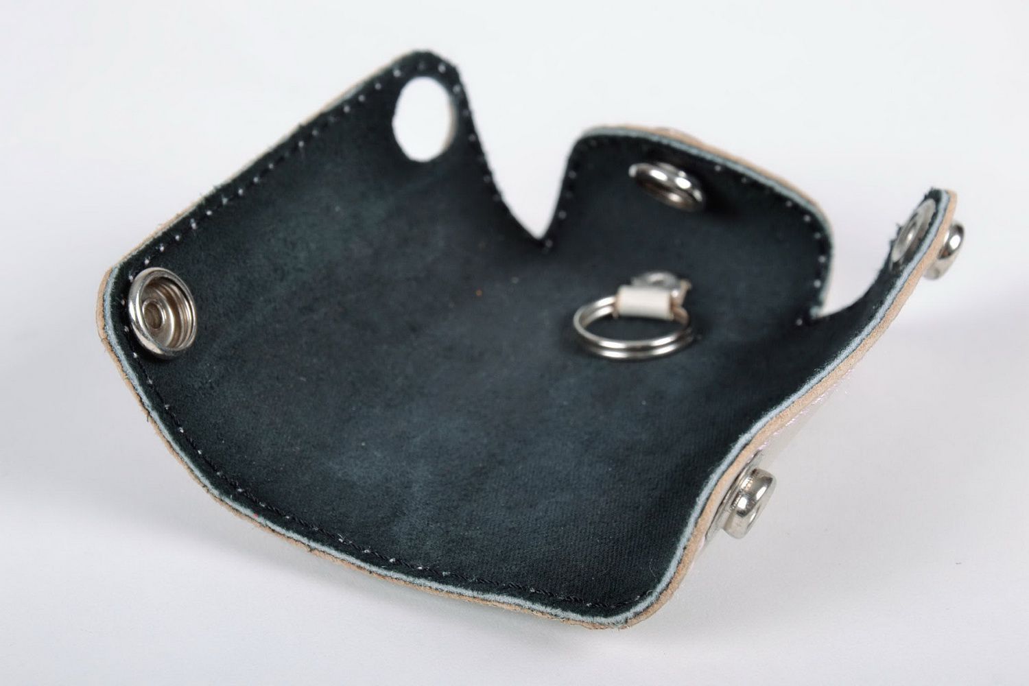 White leather key holder with rivets photo 5