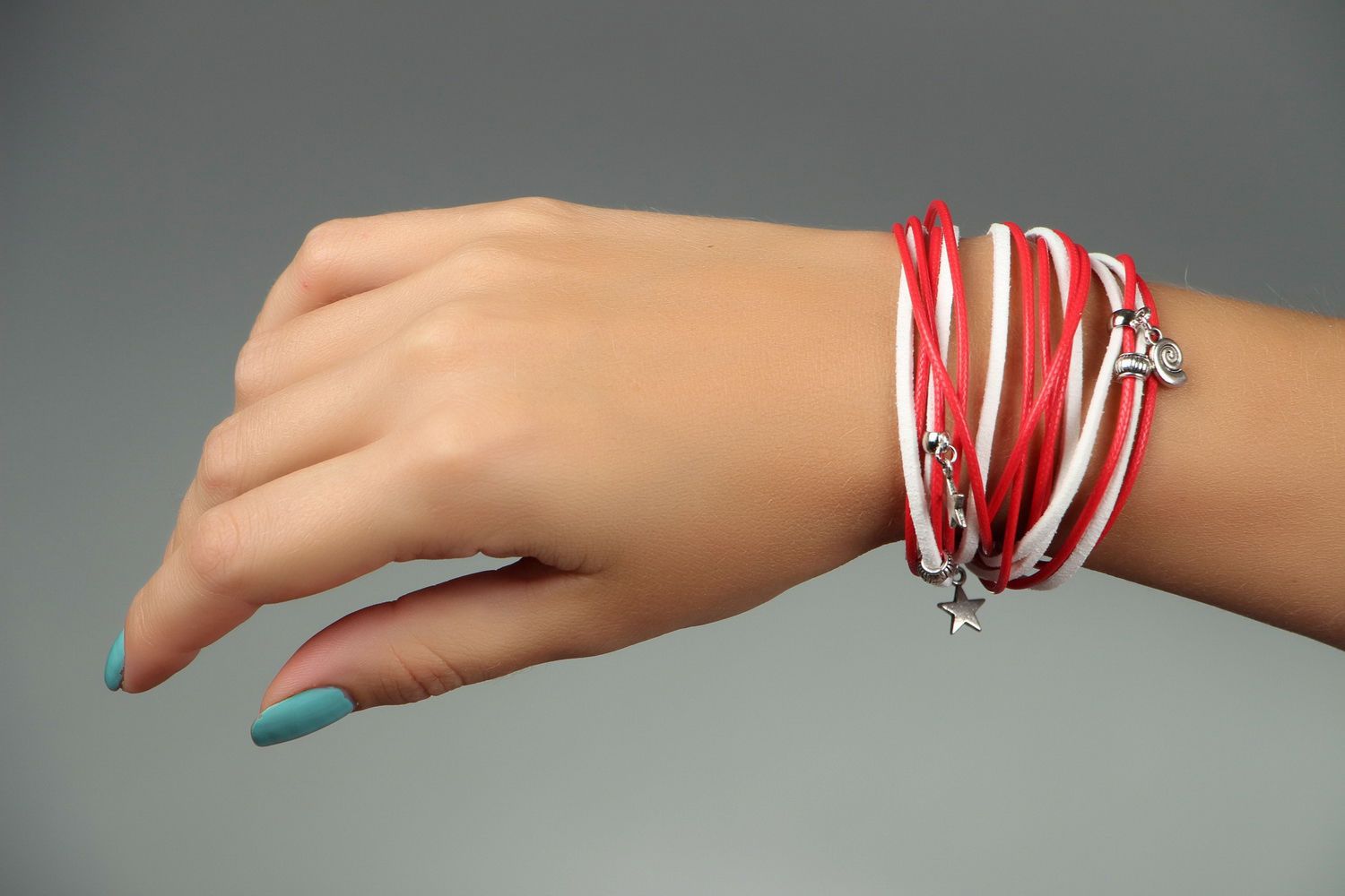 Bracelet fait main en cuir suède rouge et blanc photo 4