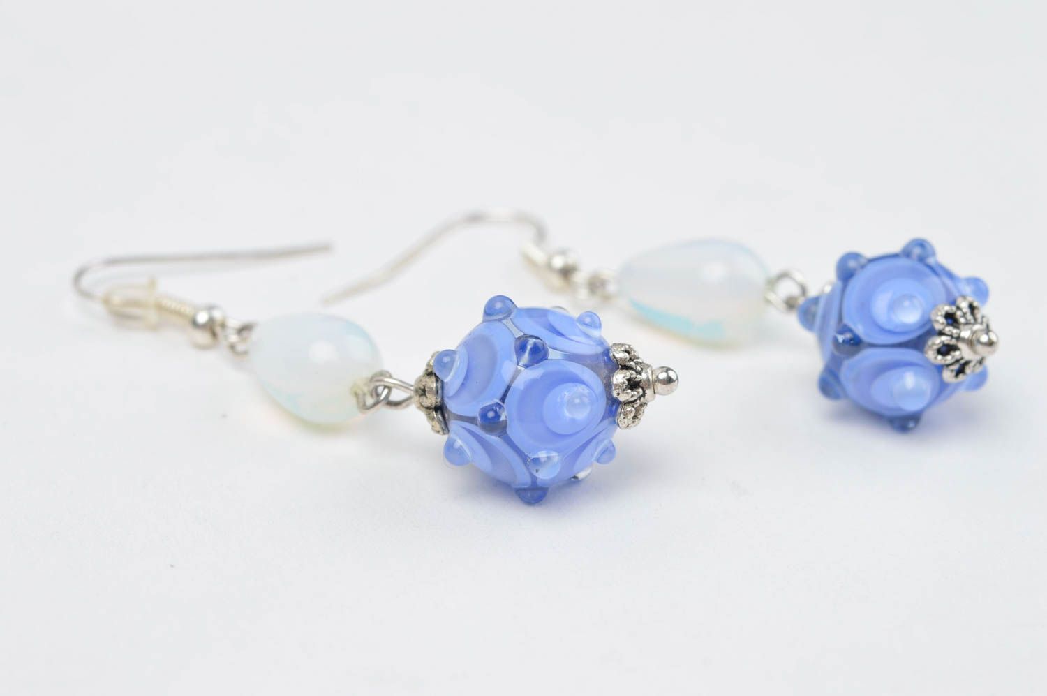 Boucles d'oreilles pendantes Bijou fait main boules bleues en verre Cadeau femme photo 3