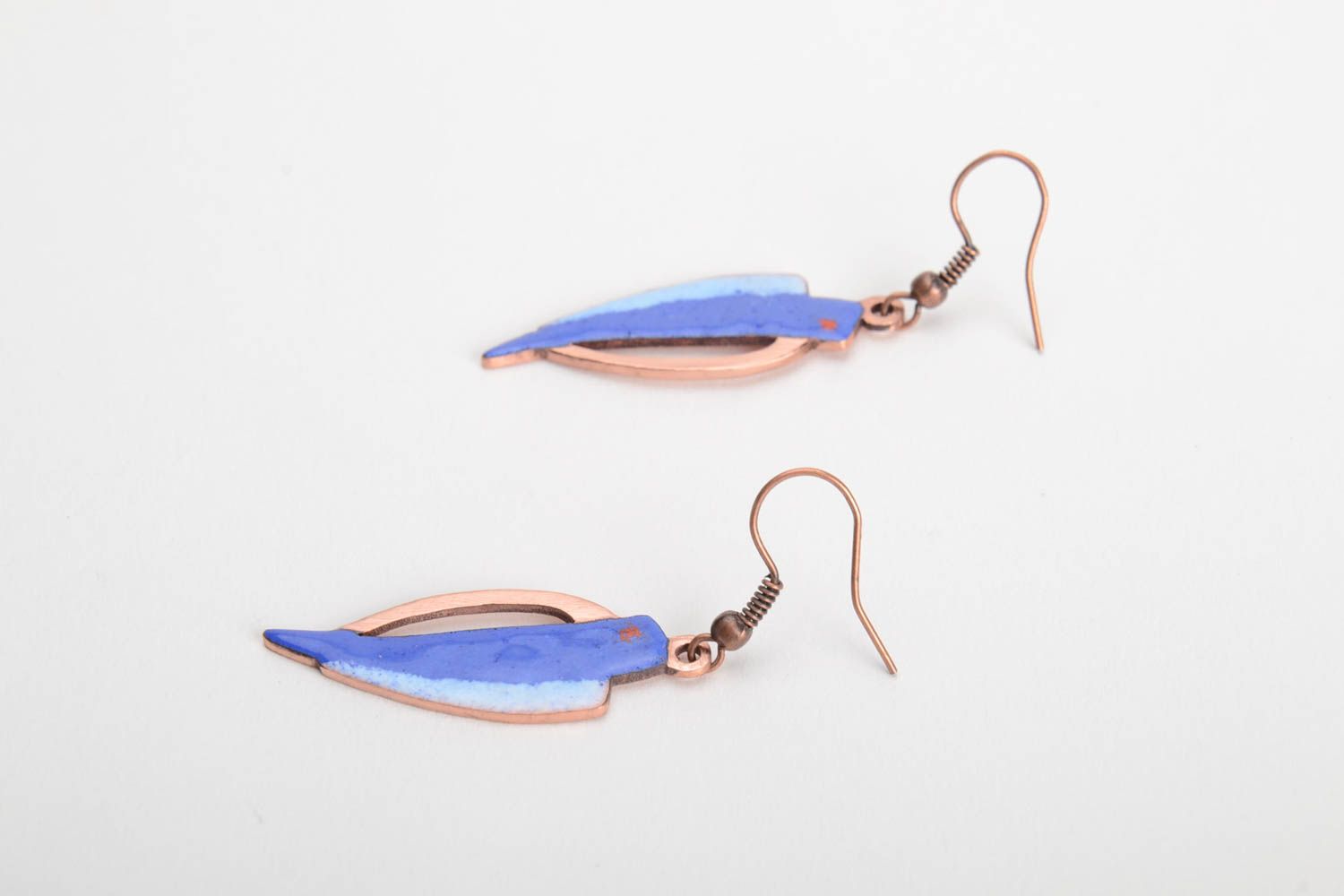 Boucles d'oreilles en cuivre peintes d'émail chaud faites main bleues stylées photo 4