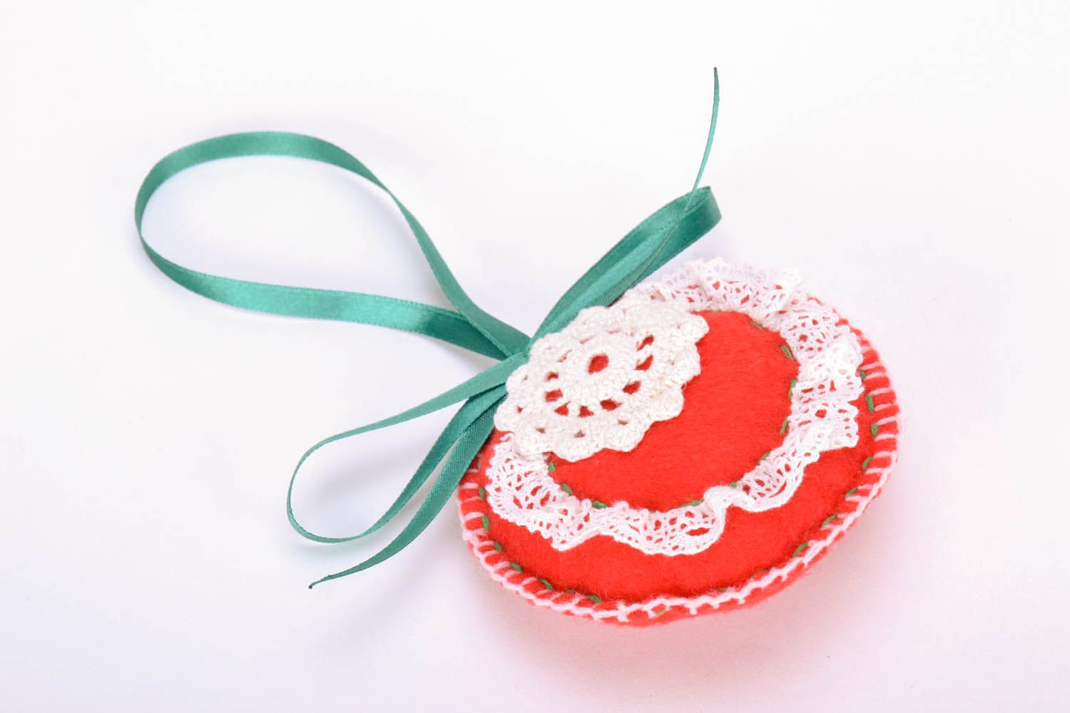 Brinquedo de Natal feito a à mão decorado com bordado à mão e fitas preenchido com sintepon foto 2