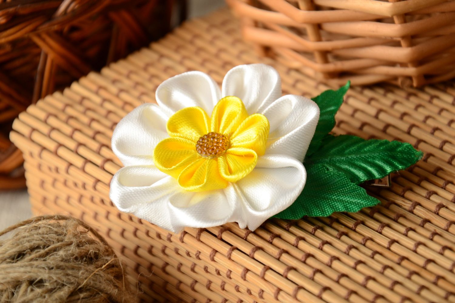 Pince à cheveux avec fleur blanche en satin faite main originale pour femme photo 1