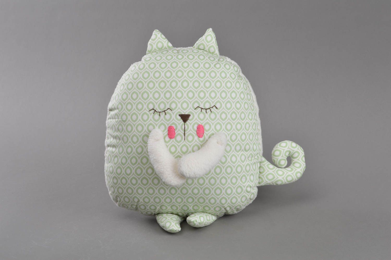 Интерьерная игрушка-подушка из хлопковой ткани ручной работы салатовый котик фото 1