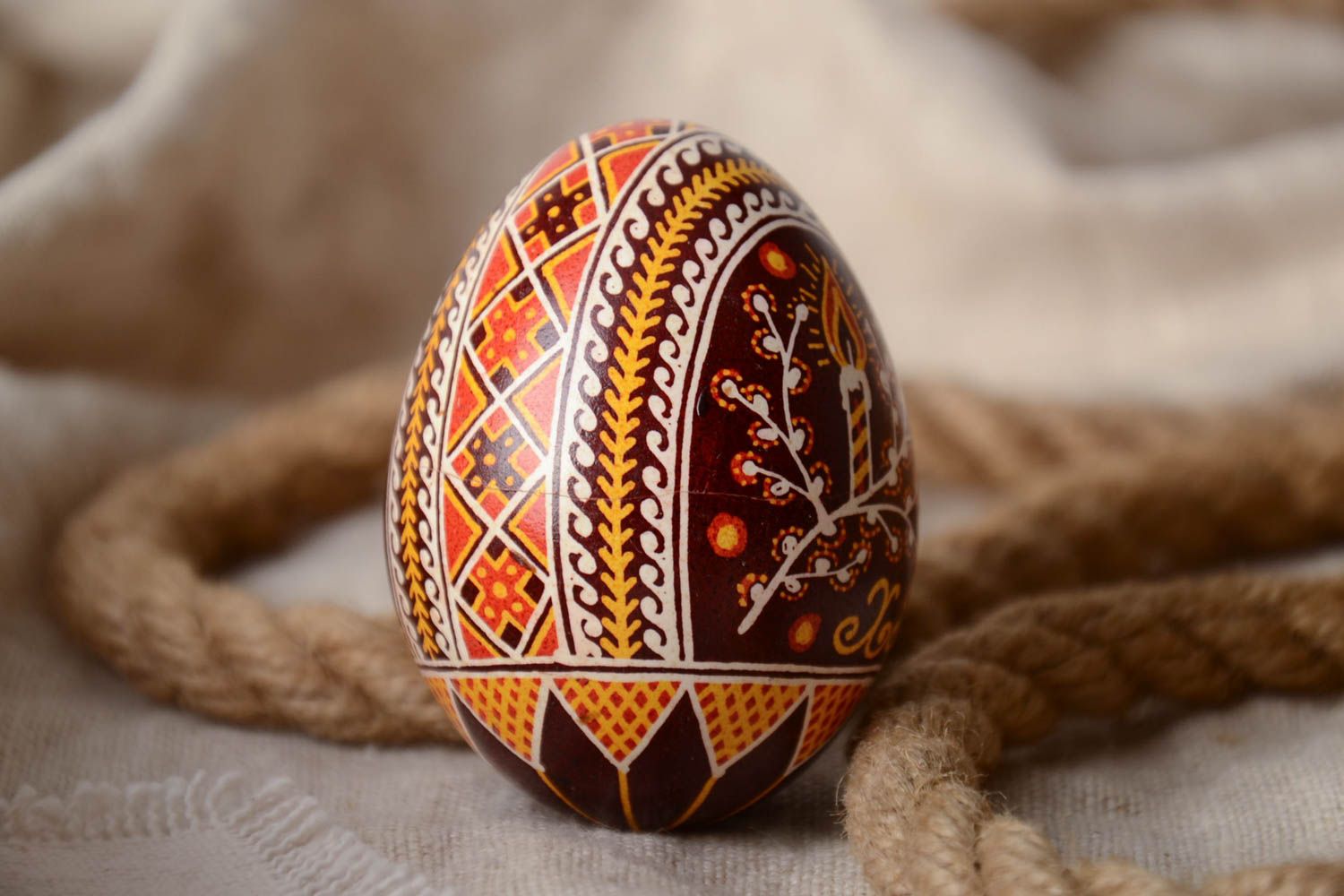 Huevo decorativo de Pascua artesanal pintado a mano con ornamento original foto 1