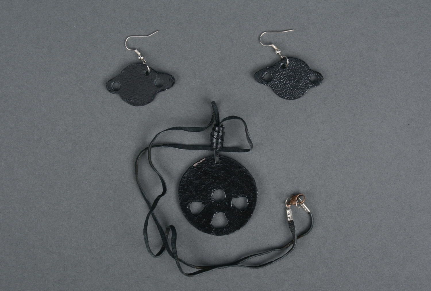 Set de bijoux en cuir boucles d'oreilles et pendentif
 photo 2