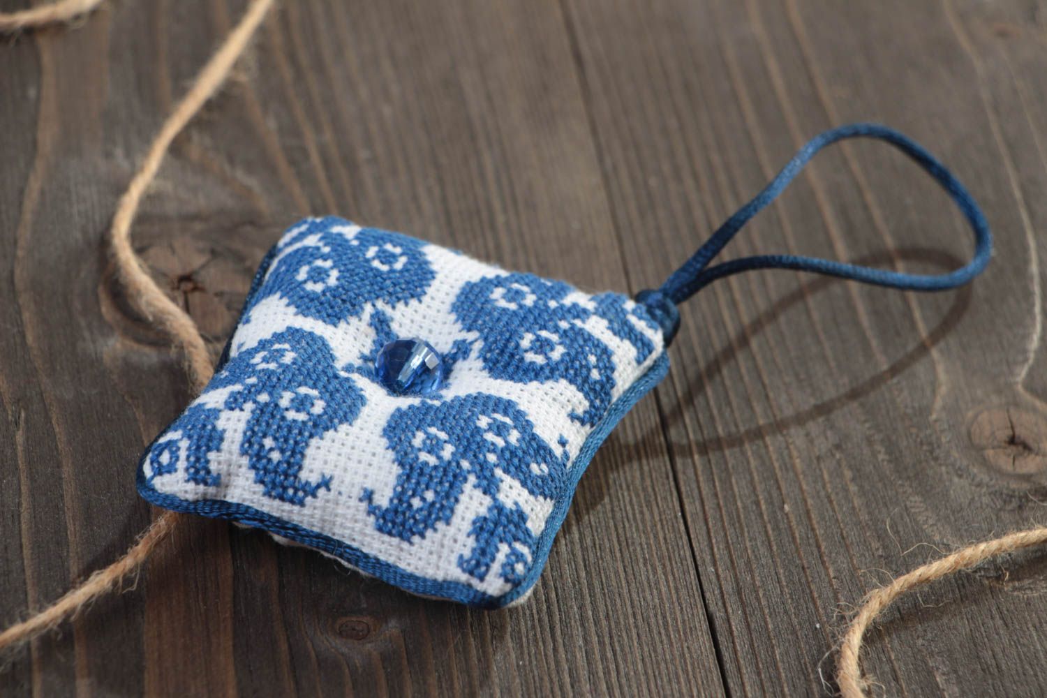 Almohadilla para agujas artesanal original de tela bordada con ojete azul   foto 1