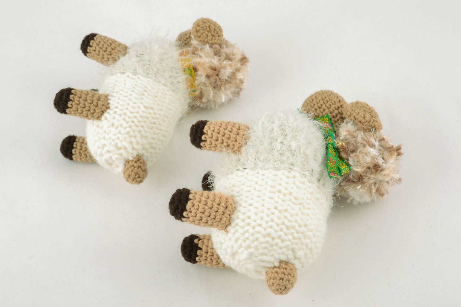 Deux peluches moutons tricotées au crochet  photo 2