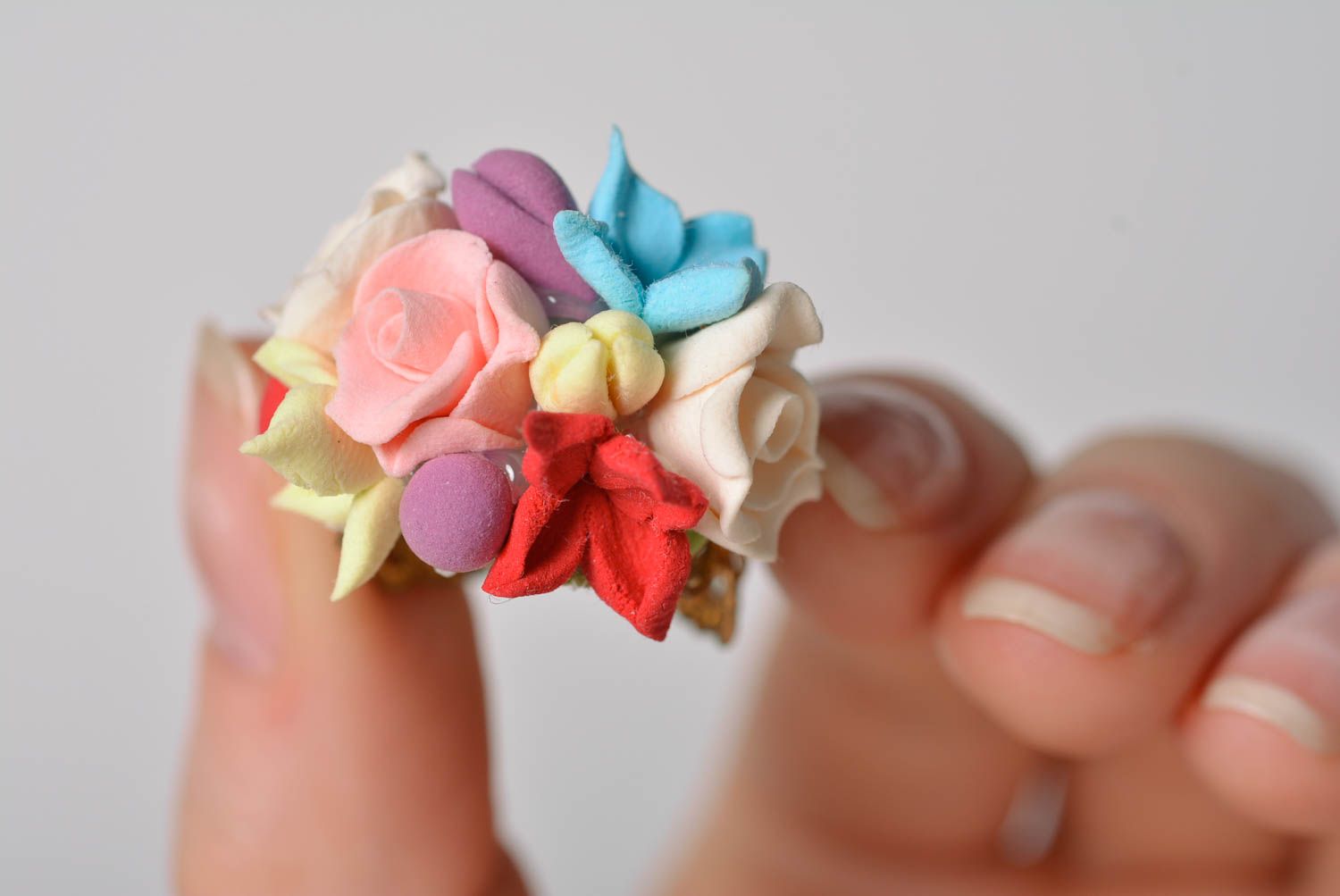 Кольцо из полимерной глины ручной работы красивое с цветами женское нежное фото 3