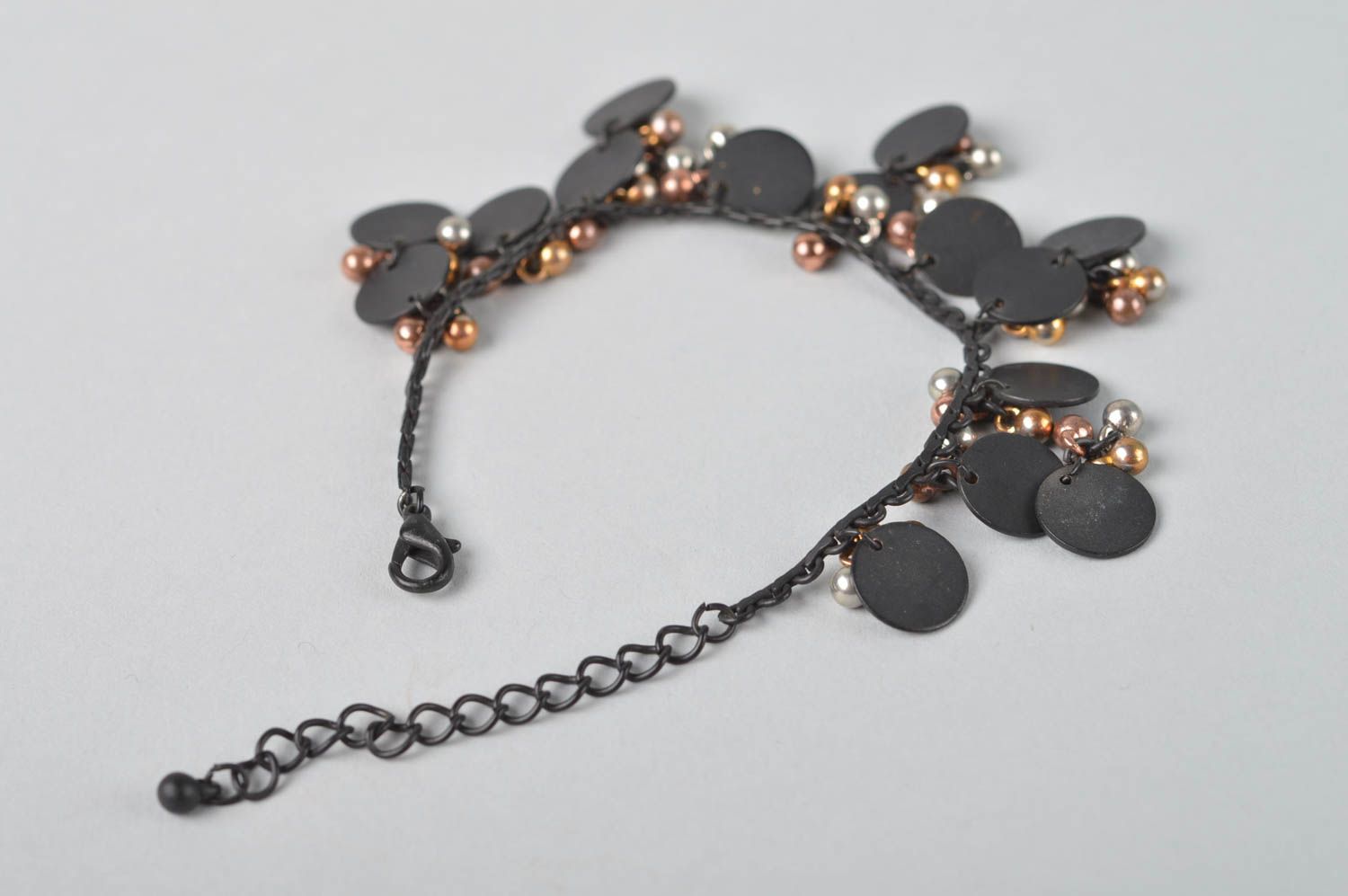 Bracelet avec breloques Bijou fait main noir en métal original Cadeau femme photo 5