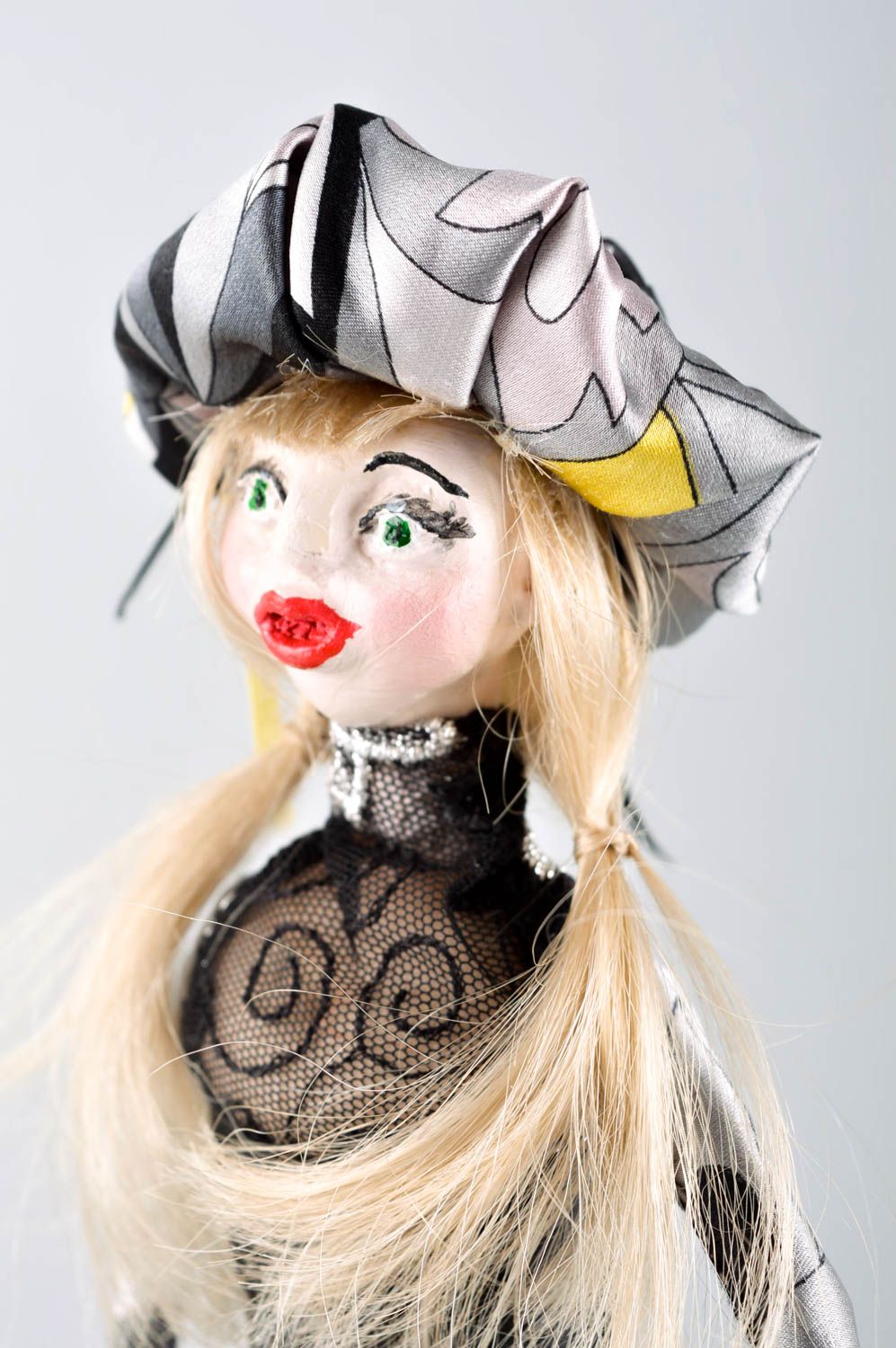 Muñeca hecha a mano de arcilla y metal souvenir original juguete de colección foto 3