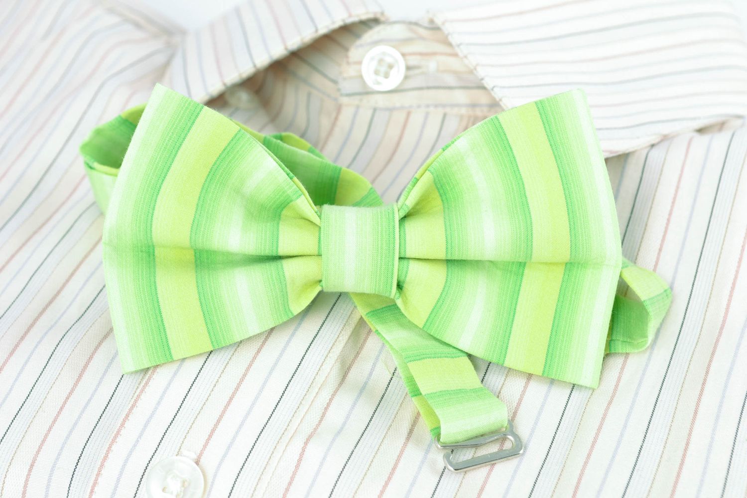 Bow tie made of light striped cotton fabric photo 1