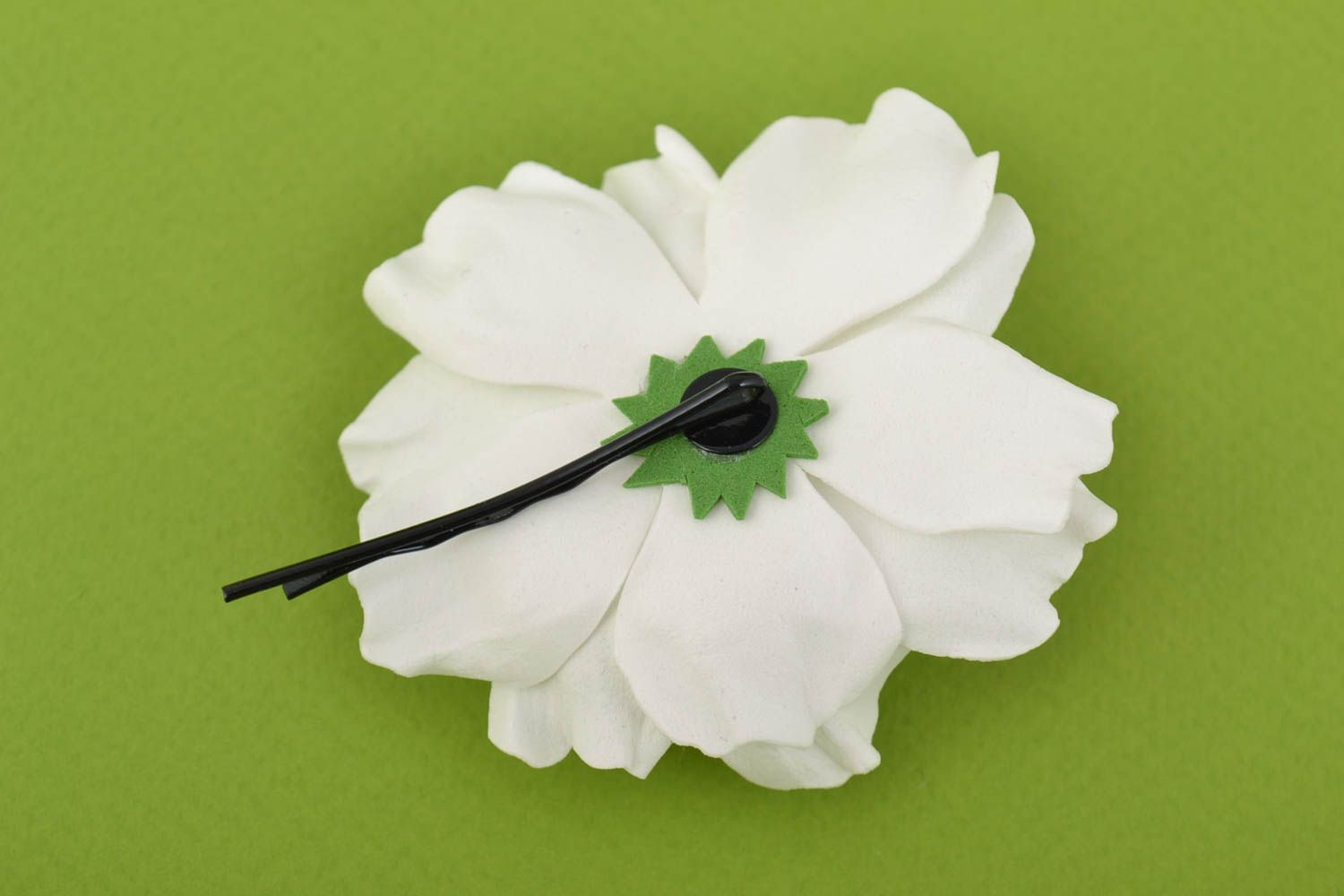 Заколка-невидимка с белым объемным цветком из фоамирана аксессуар ручной работы фото 3