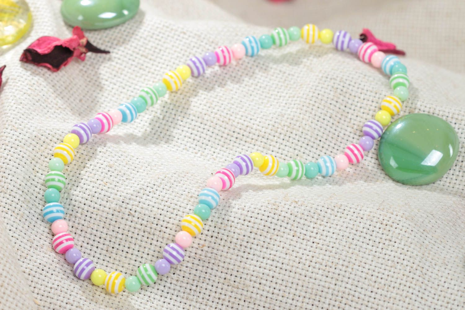 Яркие бусы из пластиковых бусин детские красивые разноцветные на резинке фото 1